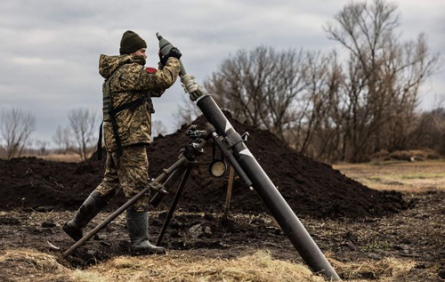 Українські військові влучним пострілом знищили ворожий склад боєприпасів. ВІДЕО