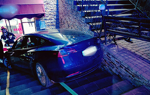 В Коломиї водійка Tesla збила двох пішоходів, паркуючи авто: момент смертельної ДТП потрапив на відео