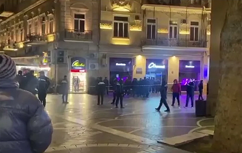 У Баку сталася стрілянина у гіпермаркеті внаслідок збройного нападу під час закладання великої суми грошей у банкомат. ВІДЕО