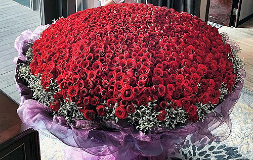У Києві продають букет троянд за ціною квартири в Борисполі