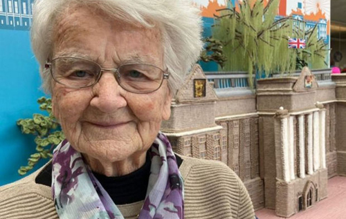 93-річна англійка зв'язала з вовни копію Букінгемського палацу. ФОТО