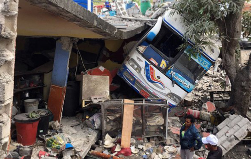 Землетрус в Еквадорі 6,8 балів: є жертви, будинки падають у воду. ВІДЕО