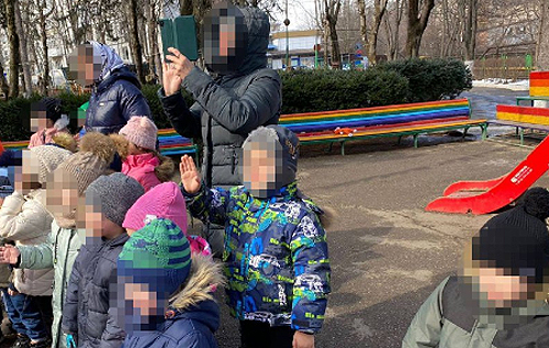 Вбачив пропаганду ЛГБТ: у РФ чоловік заявив до поліції через "веселкові" лавочки у дитсадку
