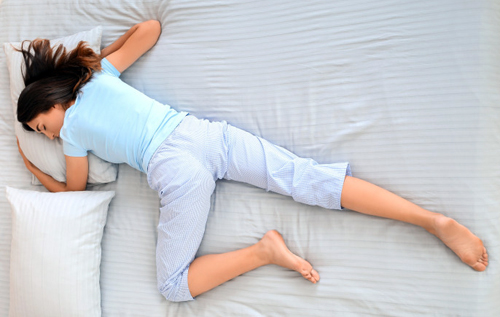 Названо найшкідливішу для здоров'я спини позу для сну