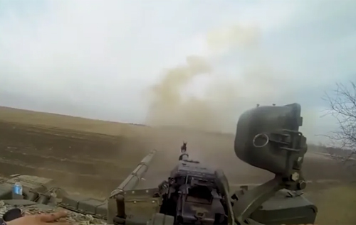Український танковий підрозділ палить ворога під Бахмутом. ВІДЕО