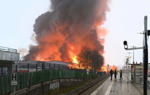 У Гамбургу спалахнула масштабна пожежа: місто накрило токсичною хмарою. ВІДЕО