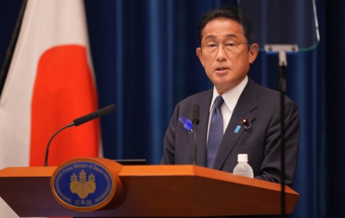 Під час виступу прем'єр-міністра Японії пролунав вибух: його евакуювали, одну людину затримали. ВІДЕО