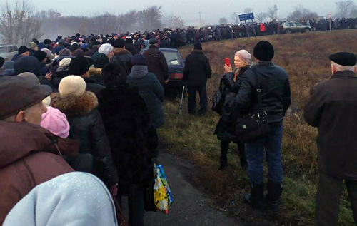 В Сети показали огромную очередь жителей «ЛНР» в «фашистскую» Украину, где всех «пытают»…