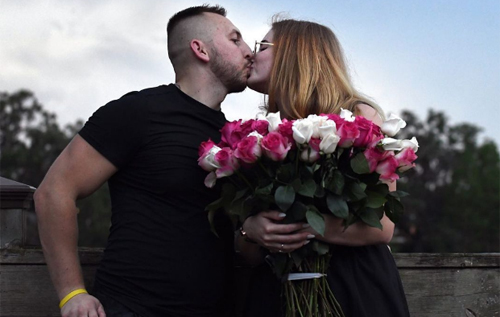 "Кохання переможе все": львівський десантник, який втратив ноги на війні, зробив пропозицію своїй дівчині. ВІДЕО
