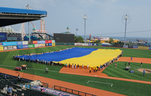На стадіоні у США розгорнули найбільший у світі прапор України. ВІДЕО