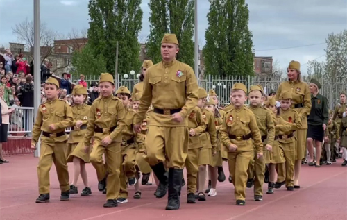 Далі тільки немовлята: у Росії провели "військовий парад" дошкільнят. ВІДЕО