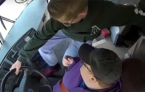 "Надзвичайний акт мужності": у США хлопчик запобіг аварії шкільного автобуса, коли водій втратила свідомість. ВІДЕО