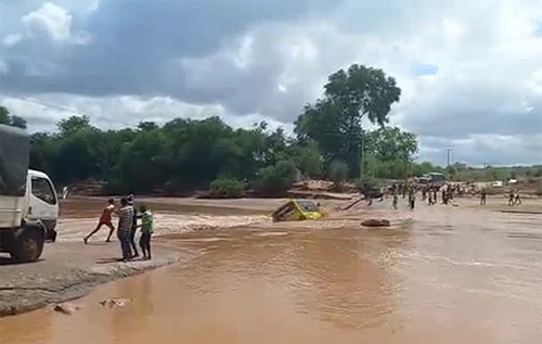 В Кении автобус упал в реку: 23 человека погибли. ВИДЕО