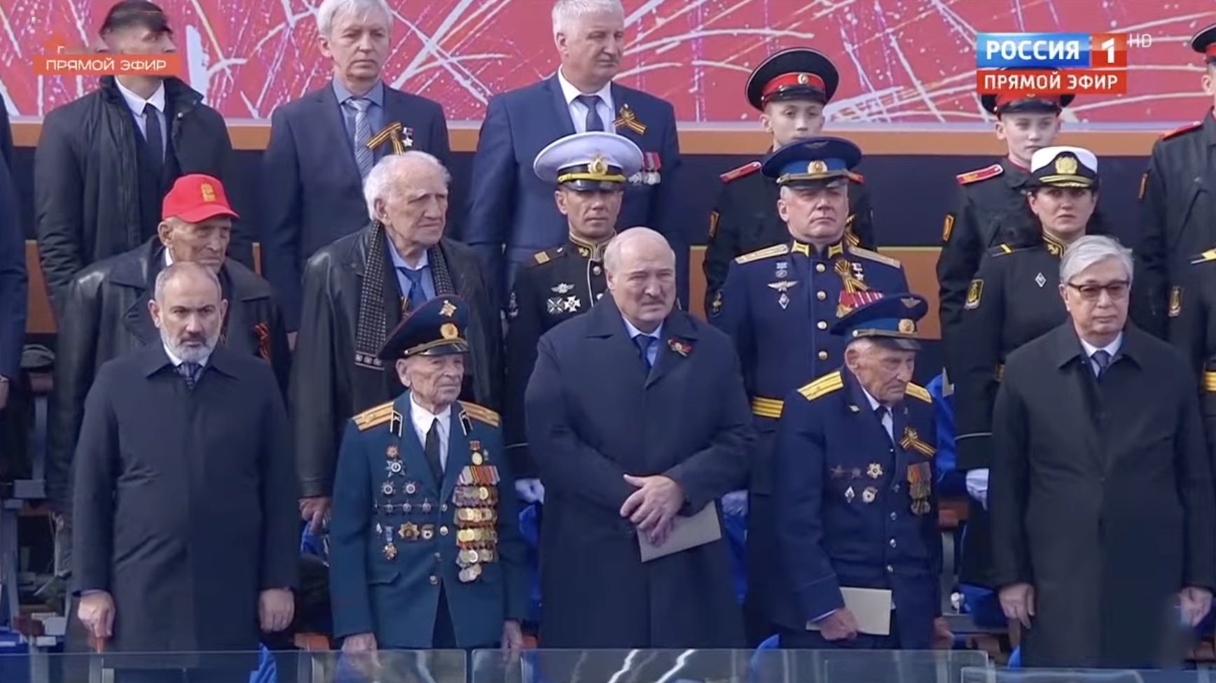 Від'їжджав у супроводі швидкої. Лукашенка могли отруїти на параді Путіна в Москві – Mirror
