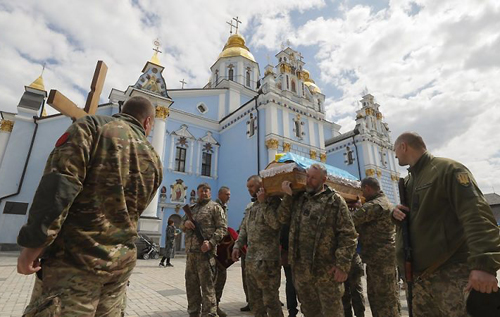 Скільки військових могла втратити Україна: західні ЗМІ назвали кількість загиблих