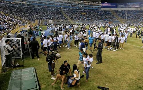 У Сальвадорі на футбольному матчі сталася тиснява: 12 загиблих і сотні постраждалих. ВІДЕО