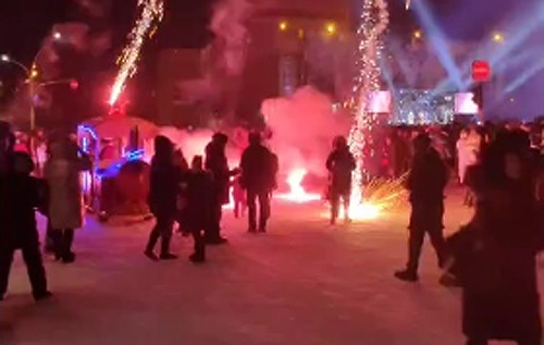 В оккупированном Луганске открыли новогоднюю елку: салют падал прямо на головы женщин и детей. ВИДЕО