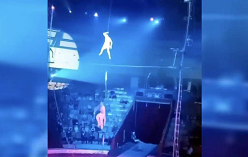 В Тюмени цирковой акробат сорвался во время выступления: "смертельный номер" сняли на видео