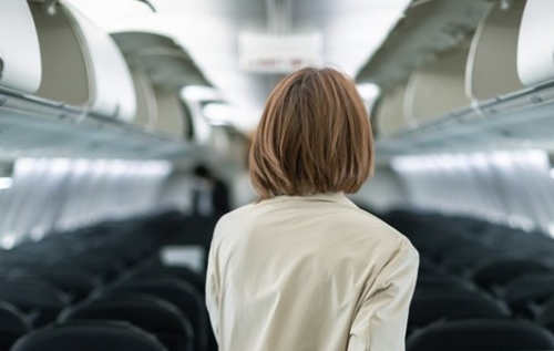 Здали пасажири літака: в Росії в аеропорту поліція затримала жінку, яка читала українську книжку