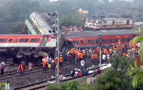 В Індії зіткнулися три потяги: понад 261 загиблих та 900 поранених