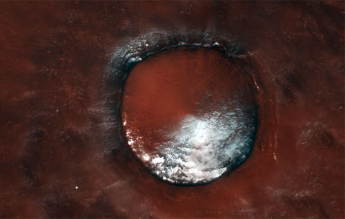 Схожий на пиріг із пудрою: вчені показали фото крижаного кратера на Марсі