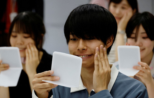 Японці розучилися посміхатися через носіння масок, тепер їм потрібні уроки посмішок