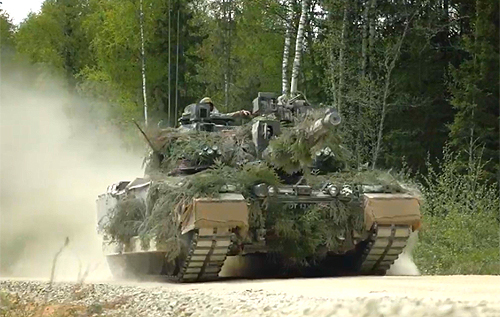 Українські воїни закінчили навчання на САУ AS90 і танках Challenger 2. ВІДЕО