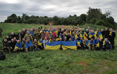 Герої з Маріуполя, ЧАЕС і Зміїного: Україна повернула з полону ще 95 захисників