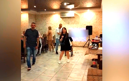 У Києві в кафе зчинився скандал через пісні Лепса: дівчину, яка зробила зауваження, випхали, і зараз на неї чинять тиск. ВІДЕО
