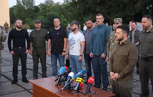 "Скажемо своє слово в бою": звільнені командири з "Азовсталі" повернуться на фронт