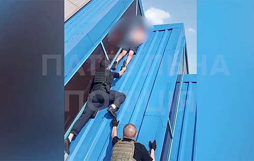 У Києві патрульні врятували чоловіка, який, намагаючись зробити фото, застряг на даху багатоповерхівки. ВІДЕО