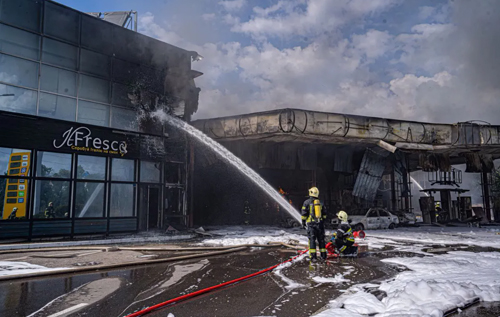 У Києві авто влетіло в АЗС: масштабна пожежа повністю знищила будівлю і вісім машин. ФОТО. ВІДЕО