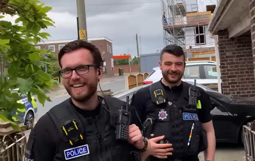 У Великій Британії поліцейські приїхали на повідомлення про жіночі крики й виявили папугу
