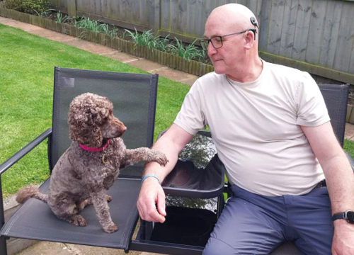 У Великій Британії собака врятував життя господарю, який втратив свідомість