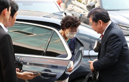 Теща президента Південної Кореї потрапила у в'язницю через підробку довідки з банку