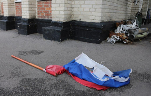 Загрожує в'язниця: в окупованій Миронівці 19-річна дівчина порвала на шматки прапор РФ