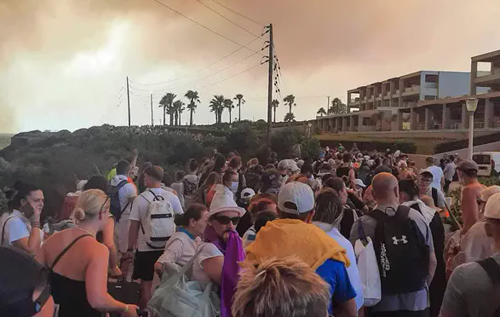 Рай для туристів перетворився на пекло: тисячі людей утікають із острова Родос. ВІДЕО