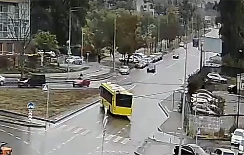 У Києві автобус протаранив вантажівку та легковик: постраждав пішохід. ВІДЕО