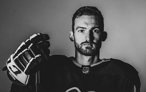 Порізали горло ковзаном: екс-хокеїст НХЛ помер в результаті нещасного випадку під час матчу. ВІДЕО