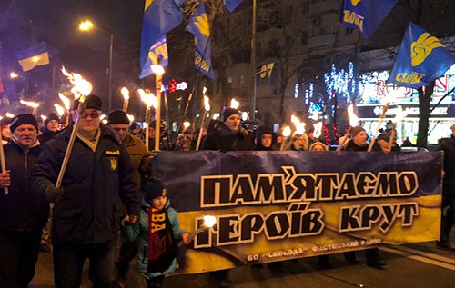 В Киеве  в честь героев Крут воссоздали события 102-летней давности и устроили факельное шествие. ФОТО