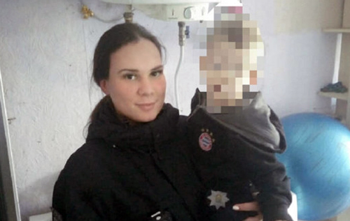 в Одессе мать бросила в квартире двух детей, один из которых хотел выпрыгнуть из окна. ФОТО