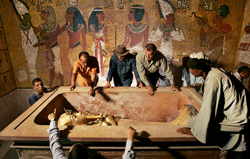 Вчені довели позаземне походження кулона Тутанхамона