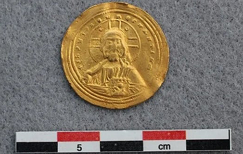 У Норвегії виявили золоту візантійську монету з ликом Ісуса Христа