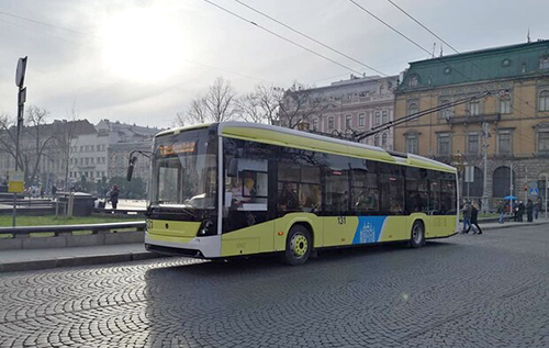 У Львові притягнули до адмінвідповідальності пенсіонерку, яка зламала собі щелепу в тролейбусі