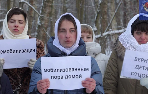 "Втомилися бути хорошими дівчатами": в Росії рух дружин мобілізованих радикалізується