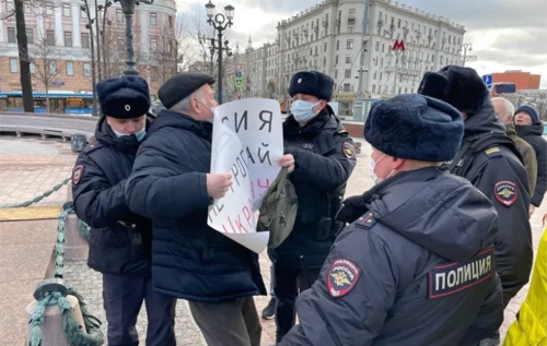 "Россия, не трогай Украину": в Москве устроили акцию против войны. ВИДЕО