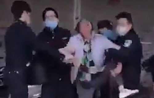 В Китае в эпицентре распространения коронавируса полицейские хватают людей прямо на улицах. ВИДЕО