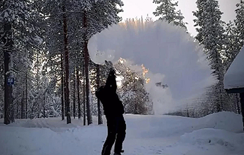 Екстремальний холод у Фінляндії заморожує навіть окріп у повітрі. ВІДЕО