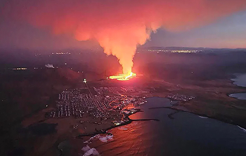 В Ісландії за кількасот метрів від міста Гріндавик почалося виверження вулкана
