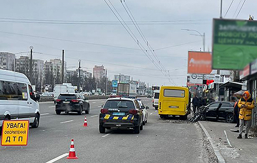 У Києві легковик протаранив маршрутку та смертельно травмував пішохода на зупинці